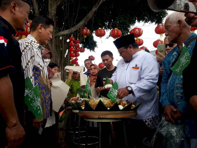 Forum lintas agama Jombang potong tumpeng sebelum membagikan bendera NU kepada warga yang melintas di di Bundaran Ringin Contong/RMOLJatim