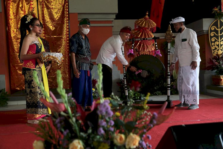 Wali Kota Eri Cahyadi membuka secara seleksi beasiswa penghafal kitab suci Weda, di Pura Segara/ist