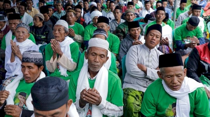 Sukarelawan santri Abah Ganjar 