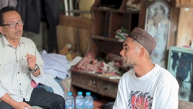 Teks foto: AH Thony saat menemui Achmad Mustanili, ayah Fandi Achmad Ramadhan/RMOLJatim