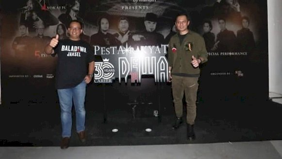 Anies Baswedan bersama Agus Harimurti Yudhoyono (AHY) nonton bareng konser Dewa 19 di Jakarta International Stadium (JIS), Sabtu malam (4/2)/Net