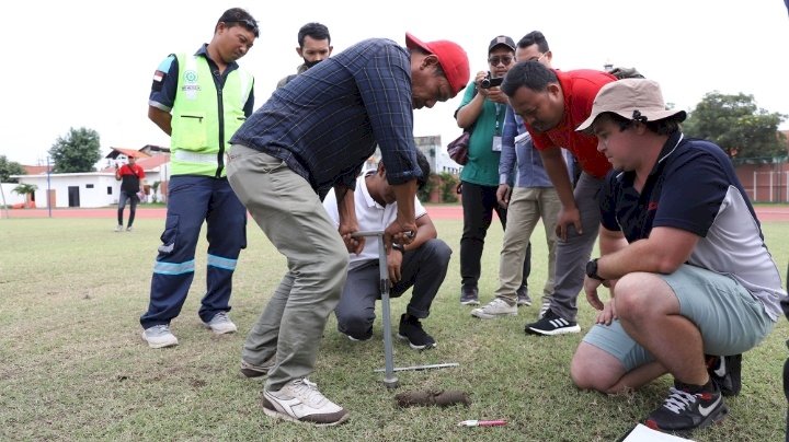 Teks foto: Konsultan FIFA mengecek kondisi semua lapangan yang akan digunakan pagelaran Piala Dunia U-20 2023/ist