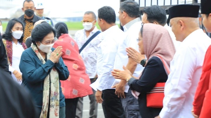 Megawati saat di bandara Juanda 