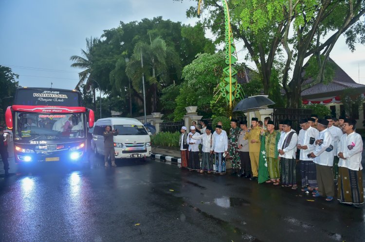 Bupati Lamongan Yuhronur Efendi saat memberangkatkan warga NU Lamongan untuk menghadiri resepsi 1 Abad NU di GOR Sidoarjo/RMOLJatim