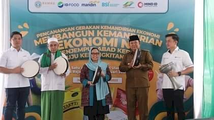 Alisa, bupati dan pengurus PCNU Jember KH Muhyiddin Abdussamad/Ist 