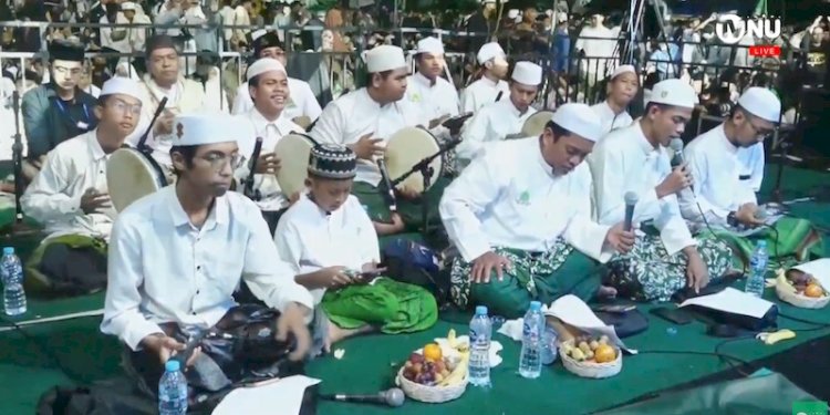 Para nahdliyin yang hadir di acara puncak acara 1 abad NU di Gelora Delta Sidoarja sedang bersholawat berjamaah/Repro