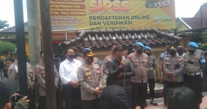 Moch. Trijanto saat demo menuntut pengusutan surat palsu KPK di Polres Blitar, Senin (6/2)/ist