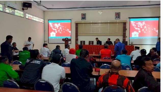 Caption: Gabungan parpol dan ormas saat menggeruduk KPU Banyuwangi setelah wacana pemekaran mencuat/RMOLJatim