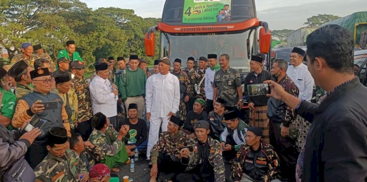 Dahlan Iskan bersama Banser di tengah kemacetan tidak menuju lokasi resepsi 1 abad NU di Gelora Delta Sidoarjo/Net