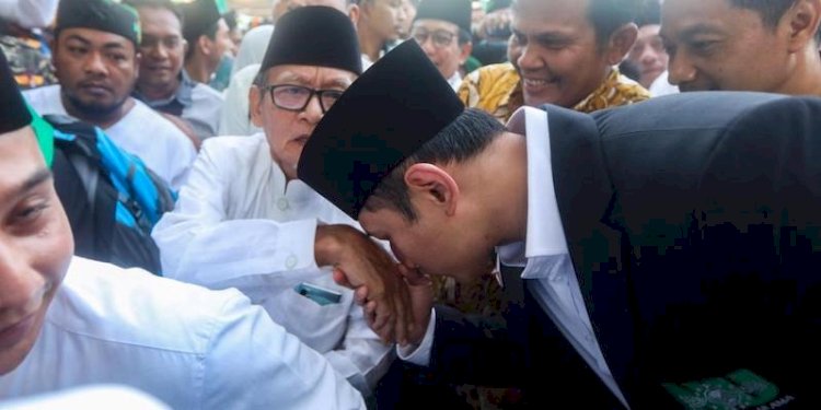 Ketum Partai Demokrat, Agus Harimurti Yudhoyono (AHY) saat mencium tangan ulama dan seniman KH Zawami Imron/Ist