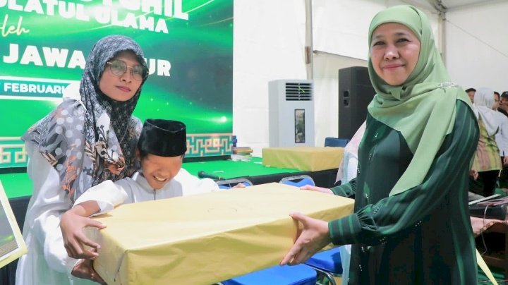 Penghargaan untuk santri berprestasi 