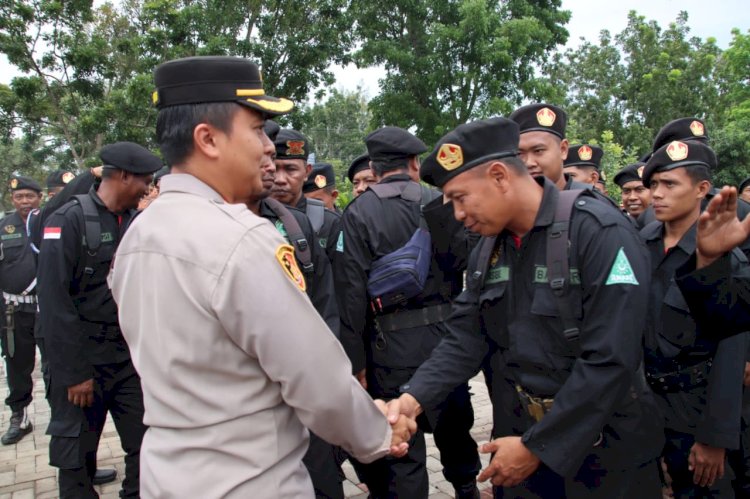 Kapolres Bangkalan, AKBP Wiwit Ari Wibisono menyalami kader Banser/RMOLJatim