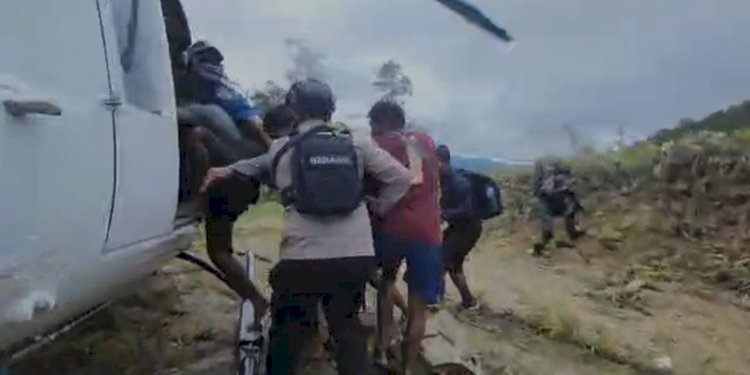 Proses evakuasi penumpang Susi Air/Net