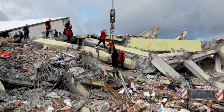 Tim SAR melakukan pencarian korban gempa di Turki dan Suriah/Net