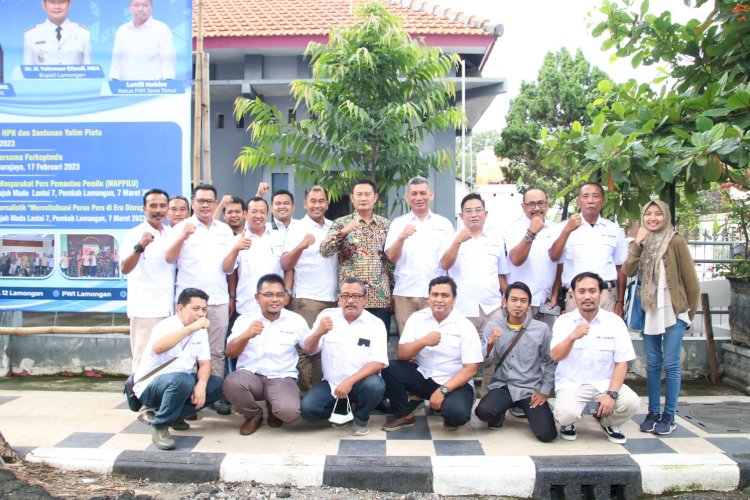 Bupati Lamongan Yuhronur Efendi ketika menghadiri tasyakuran HPN di Kantor PWI Lamongan/RMOLJatim