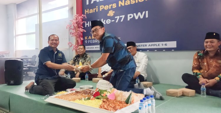 Wali Kota Malang, H. Sutiaji saat memberikan potongan tumpeng pertama kepada Wakil Ketua I PWI Malang Raya, Muhammad Taufik/Ist