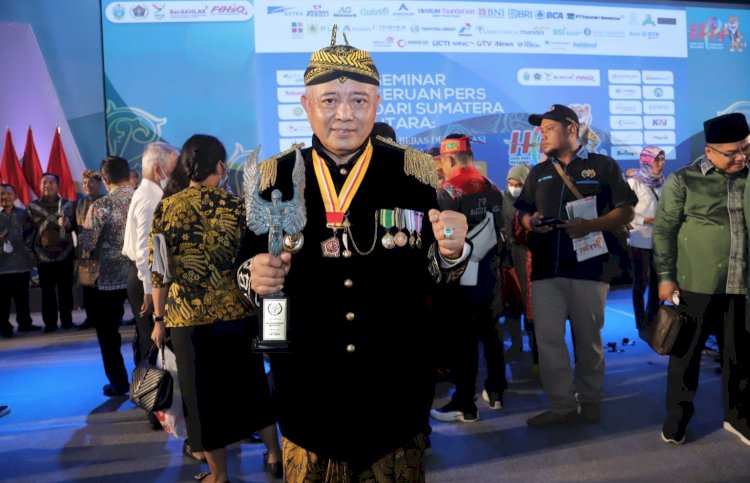 Bupati Malang, H. Sanusi saat memegang Trofi Abyakta/Ist