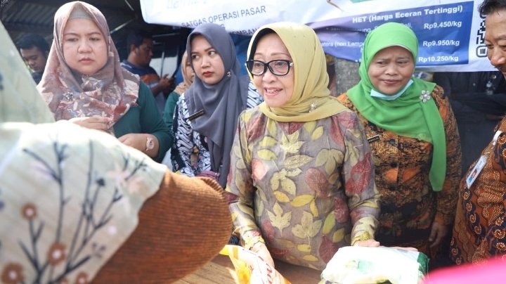 Poto - Bupati jombang saat memantau pasar murah di Desa Cukir