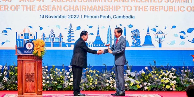 Prime Minister of Cambodia, Hun Sen (left) hands the gavel of the ASEAN chairmanship to President of Indonesia, Joko Widodo at the closing ceremony of the 40th and 41st ASEAN in Phnom Penh, 13 November 2022/Net