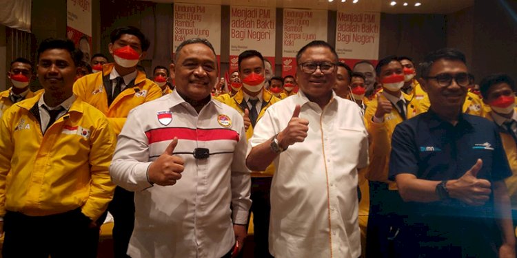 Oesman Sapta Odang (OSO) saat memberikan motivasi dan semangat kepada para Pekerja Migran Indonesia (PMI) dalam acara pelepasan dan prelim 660 PMI program G to G Korea Selatan, di Hotel Royal, kawasan Kelapa Gading, Jakarta Utara, Senin (13/2)/Ist