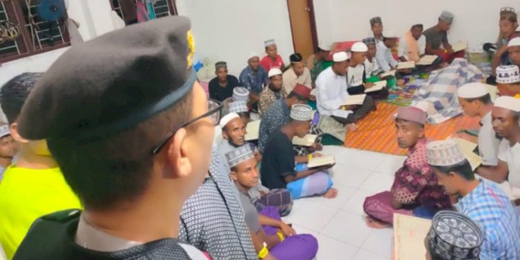 Polisi saat menyelidiki kematian seorang pengungsi Rohingya di penampungan/Dok Polda Aceh.