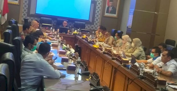 Ketua Komisi A DPRD Jatim, Mayjen TNI (purn) Istu Hari Subagyo saat memimpin rapat terkait sengketa penambangan PT Citra Hasti Pratama dan PT Perkebunan Nusantara (PTPN) XII/Ist