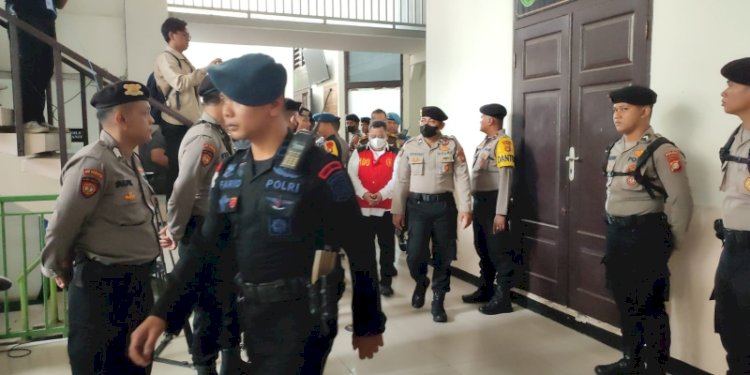 Terdakwa Kuat Maruf (rompi merah) dikawal ketat aparat kepolisian jelang sidang vonis pembunuhan berencana Brigadir J di Pengadilan Negeri Jakarta Selatan/RMOL