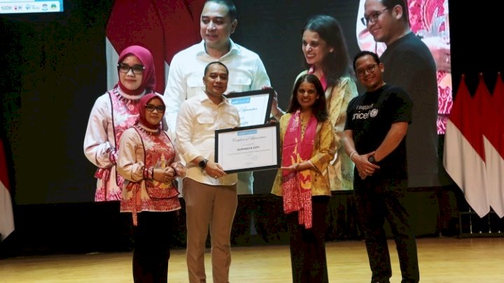 Teks foto: Wali Kota Eri bersama Maniza Zaman di Gedung Balai Budaya Kota Surabaya/RMOLJatim