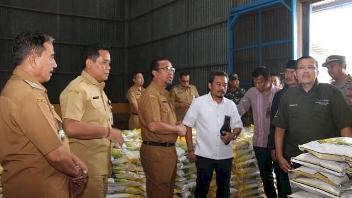 Plt Sekdakab Jember, Arief Tjahyono ahyono, bersama Unsur Forkopimda saat Sidak beras dan minyak goreng di Bulog dan penggilingan padi milik swasta/Ist 