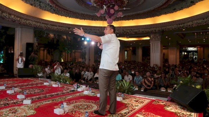 Teks foto: Wali Kota Eri mengumpulkan Ketua RT, RW, dan LPMK di Ballroom Gedung Empire Palace/RMOLJatim