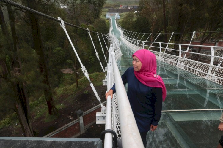 Gubernur Khofifah di jembatan kaca 