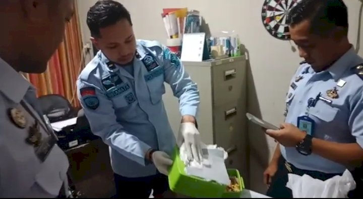  Petugas Lapas Malang saat menggeledah tepak makan berisi sabu dari tangan pengamen/Ist 