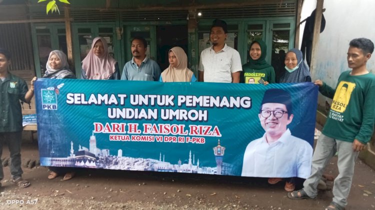 Rombongan Tim Faisol Riza saat mendatangi rumah pemenang hadiah umroh gratis/RMOLJatim