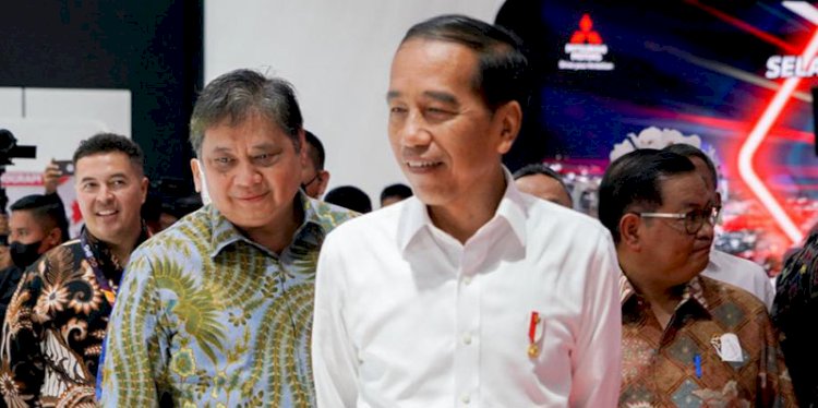 Menko Perekonomian Airlangga Hartarto mendampingi Presiden Joko Widodo membuka IIMS di JIExpo Kemayoran, Jakarta, Kamis (16/2)/Ist