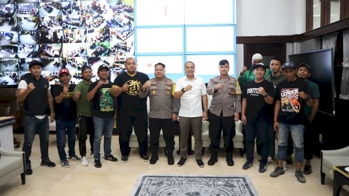 Teks foto: Wali Kota Eri bersama perwakilan Bonek dari tiap tribun, manajemen Persebaya Surabaya, dan kepolisian/RMOLJatim