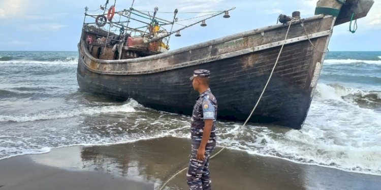 Penampakan kapal kayu berisi pengungsi Rohingya di pesisir pantai Desa Lampanah/Net