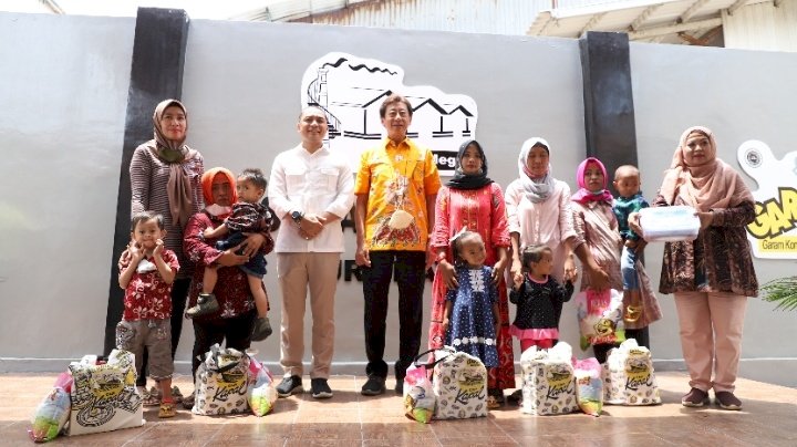 Teks foto: Wali Kota Eri memberikan penghargaan kepada Dirut PT Susanti Megah Hermawan Santoso atas jasanya menjadi pelopor orang tua asuh bagi anak-anak stunting di wilayah Kecamatan Asemrowo/ist