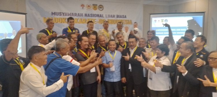 Edy Slamet Irianto (kemeja biru) bersama Pengprov di Bigland Hotel Internasional Bogor Jawa Barat/RMOLJatim