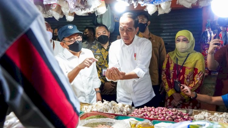 Gubernur Khofifah saat mendampingi Presiden Joko Widodo meninjau pasar Wonokromo Surabaya, Sabtu (18/2) siang/IST