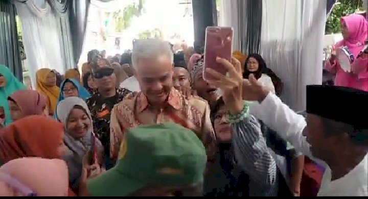 Gubernur Jawa Tengah, Ganjar Pranowo, saat mendatangi acara akad nikah putera ketiga wartawan senior Jawa Timur, Joko Irianto Hamid/RMOLJatim