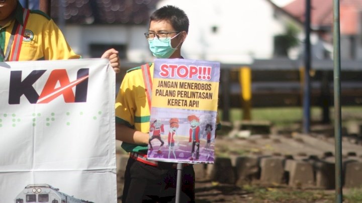 Keterangan foto: Kegiatan sosialisasi keselamatan berkendara di perlintasan KA/ist.
