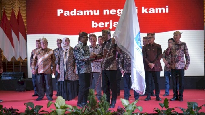 Teks foto: Wali Kota Eri dilantik Ketua Umum IKA ITS Jawa Timur Periode 2023-2027/ist