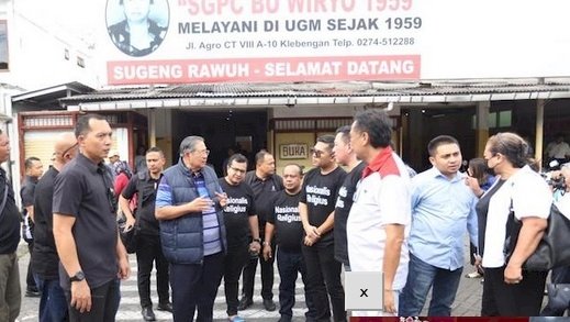 Presiden keenam RI Susilo Bambang Yudhoyono (SBY) dan rombongan saat mampir ke Rumah Makan SGPC Bu Wiryo 1959, Yogyakarta/Net