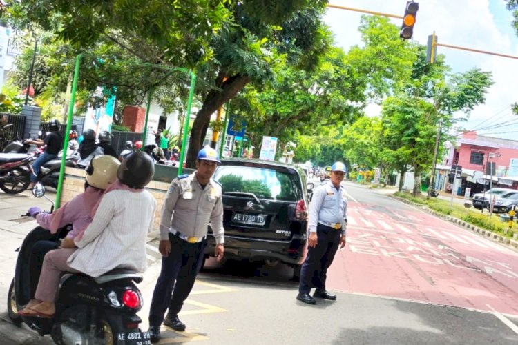 Personil Dinas Perhubungan Kabupaten Magetan saat berpatroli di titik rawan kecelakaan lalu lintas/RMOLJatim