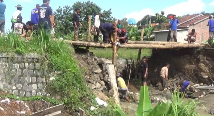 Duiker yang ambrol akibat hujan deras di Desa Asemgede, Jombang/RMOLJatim