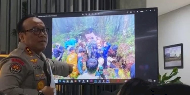 Kadiv Humas Mabes Polri Irjen Dedi Prasetyo menjelaskan proses evakuasi Kapolda Jambi beserta rombongannya/Divhumas Polri