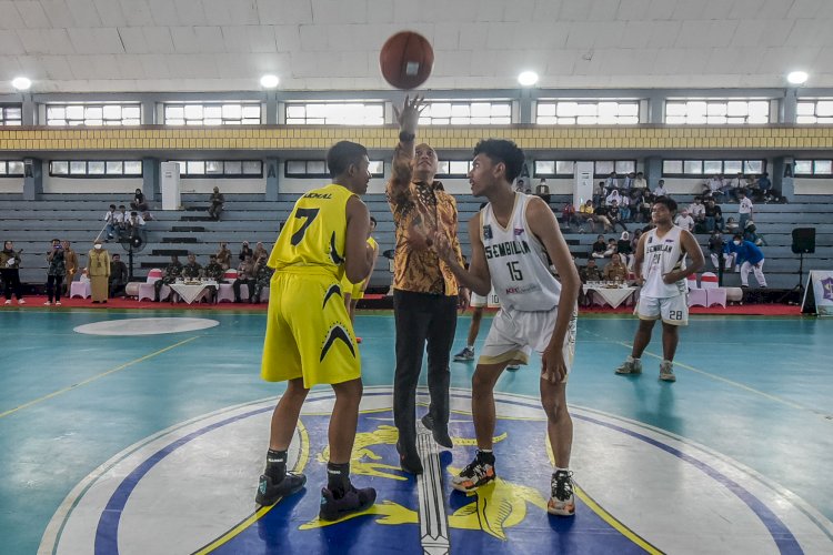 Wali Kota Eri Cahyadi membuka kejuaraan Bola Basket “Piala Walikota Surabaya” tingkat pelajar SMA/SMK/MA se-Surabaya/ ist