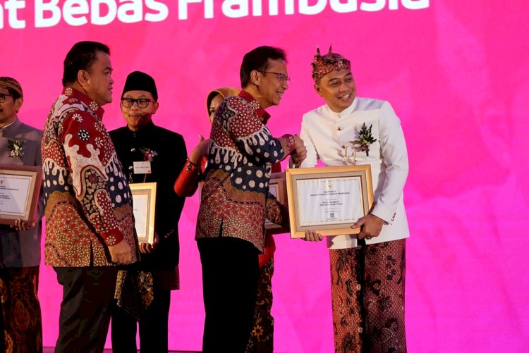 Wali Kota Eri Cahyadi menerima penghargaan Sertifikat Eradikasi (pemberantasan) Frambusia dan Sertifikat Eliminasi Filariasis dari Kemenkes RI/ ist