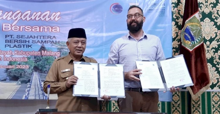 Bupati Malang HM Sanusi (kiri) usai tandatangani MoU Program Bersih Indonesia/Ist