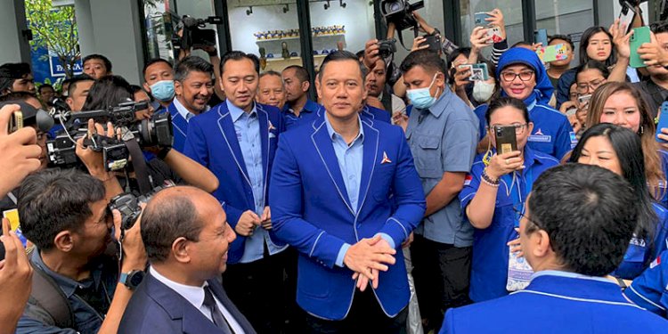 Ketua Umum Partai Demokrat, Agus Harimurti Yudhoyono, bersiap menyambut kedatangan Ketua Umum Nasdem, Surya Paloh, dan rombongan di kantor DPP Demokrat/RMOL